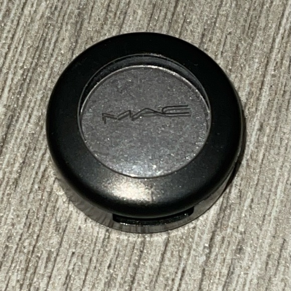 Discontinued MAC Eyeshadow ANTI - ESTABLISHMENT - Picture 1 of 7
